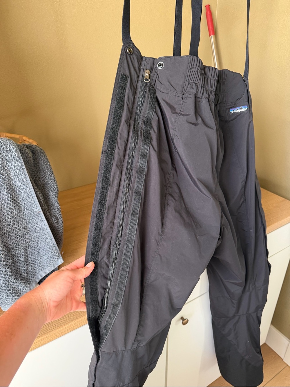 Patagonia Men's Black Insulated Snow Joggers with Suspenders - Picture 5 of 8